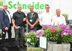 On the stand of Schneider Youngplants, Hans Olij of Dummen stood together with the Schneider team.